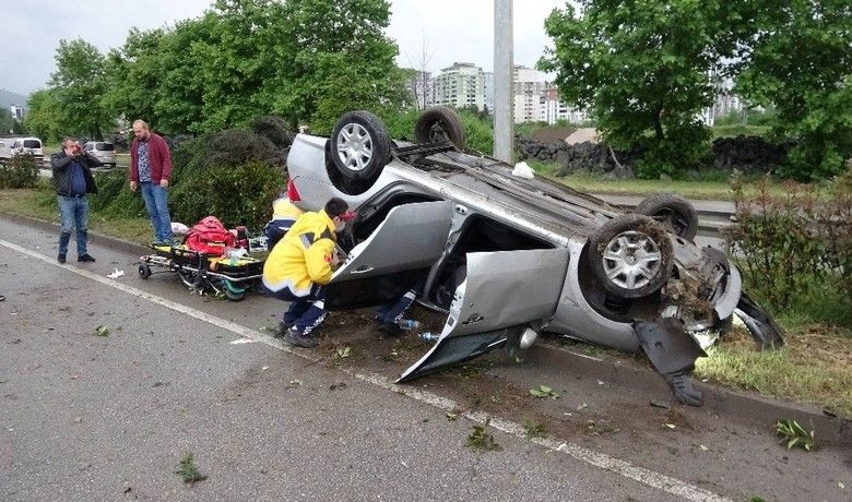 Annelerini memleketlerine götürürken aynı yerdekaza yaptılar: 1 ölü, 4 yaralı - İstanbul’da ikamet eden 2 ayrı aile, 65 yaş üstü annelerini İstanbul’dan Giresun’a götürürken aynı yerde kaza yaptı. Kazada 1 kişi hayatını kaybetti, 4 kişi yaralandı.
