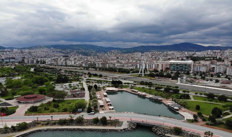 Kısıtlamanın ilk günündeSamsun sessizliğe büründü - Samsun’da 4 günlük sokağa çıkma kısıtlamasının ilk gününde şehir sessizliğe büründü.