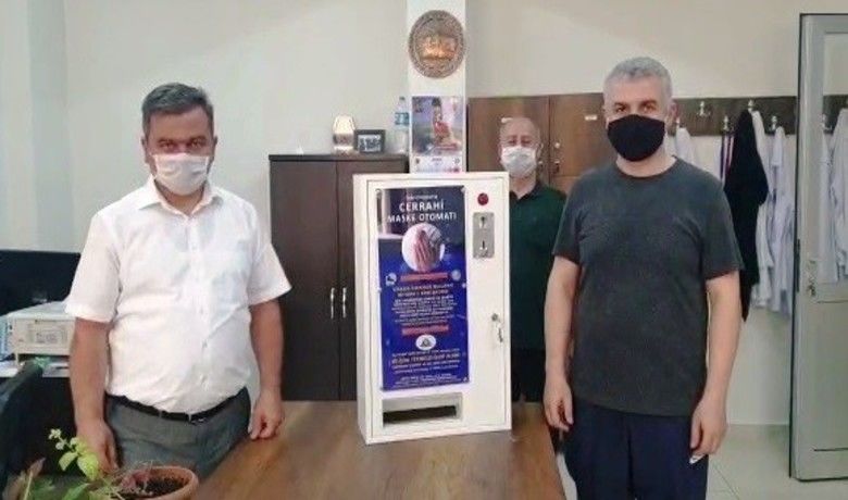 Lise ve sanayi iş birliği iletek seferde 200 maske veren otomat üretildi - Samsun Canik Mesleki ve Teknik Anadolu Lisesi öğretmenleri ve sanayi işbirliği ile akü veya pillerle yaklaşık 3 ay boyunca hizmet verebilen cerrahi maske otomatı üretildi.
