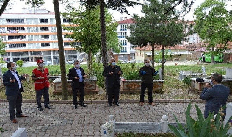 Başkan Özdemir: “Bu bayram evde kalalım”
 - Samsun’un Havza ilçesinde Ramazan Bayramı arifesi nedeni ile ilçe mezarlığı ziyaret edildi. Havza Belediye Başkanı Sebahattin Özdemir, “Bu bayram evde kalalım Havza bir daha ki bayramlar için” dedi.