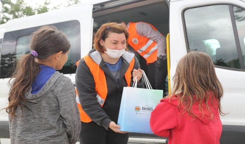 Atakum Belediyesi çocuklarınmutluluğuna köprü oldu - Atakum Belediyesi, Ramazan Bayramı öncesinde hayırsever Samsunlular ile kırsal mahallelerde yaşayan çocuklar arasında mutluluk köprüsü kurdu. Giyim eşyaları, Atatürk’ün Nutuk eseri, boyama kitapları ve renkli boya kalemlerinden oluşan bayram paketleri, belediye personeli ile Atakum Kent Konseyi Gençlik Meclisi üyelerince miniklere ulaştırıldı.