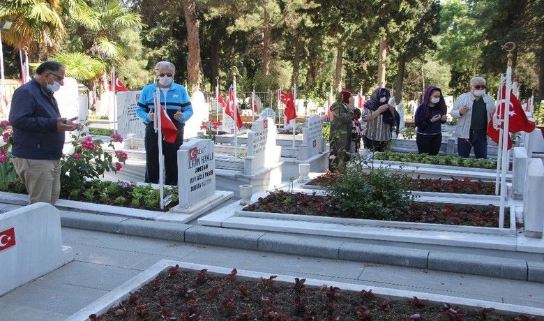 Samsun’da 65 yaş üstü vatandaşlarmezarlık ve şehitliklere akın etti - Samsun’da 65 yaş ve üzeri vatandaşlar, bayramın ilk günü verilen sokak iznini mezarlıklar ve şehitliklere giderek dua ile geçirdi.