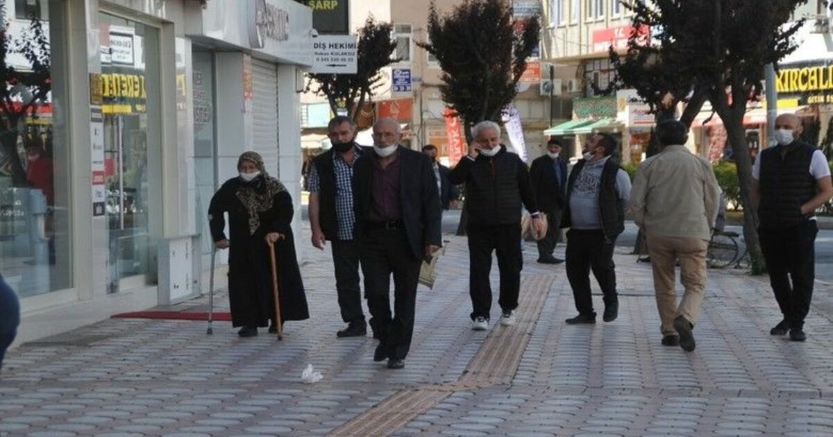 Sokağa çıkma izni olan yaşlılar cadde ve parklara doldurdu

