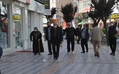 Sokağa çıkma izni olan yaşlılar cadde ve parklara doldurdu
