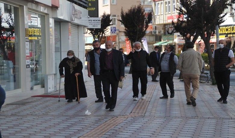 Sokağa çıkma izni olanyaşlılar cadde ve parklara doldurdu - Korona virüs ile mücadele kapsamında 65 yaş üzeri vatandaşlara uygulanan sokağa çıkma kısıtlamasının esnetilerek, bugün 14.00-20.00 saatleri arasında izin verilmesi nedeniyle Samsun’un Bafra İlçesinde yaşlılar parklara ve sokaklara akın etti.