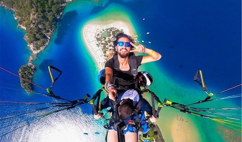 Samsunlu seyyah Kadir Mert’inhayatı bir film ile değişti - Fethiye Ölüdeniz’de profesyonel tandem yamaç paraşüt pilotu olan Kadir Mert, izlediği bir film sayesinde dünyayı gezmeye başladı. Mert, “Bir film izledim ve kendimi iki gün sonra Nepal’de buldum” dedi.