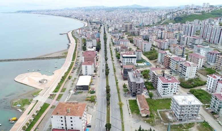 Karadeniz’in tek kısıtlamalı iliSamsun’da çok önemli korona uyarısı - Samsun İl Sağlık Müdürü Dr. Öğr. Üyesi Muhammet Ali Oruç, Karadeniz Bölgesi’nin tek seyahat kısıtlamalı ili Samsun’da tüm vatandaşlara seslenerek, “Lütfen, rehavet ve dikkatsizlik yüzünden, kontrol altına aldığımız bir virüsün daha fazla yayılmasına izin vermeyin. Bir süre daha tedbirli olmaya, maske kullanımına, fiziksel mesafeye, el yıkamaya dikkat edin. Dikkat edin ki, ikinci bir dalga olmadan bu hastalığı yenelim” dedi.