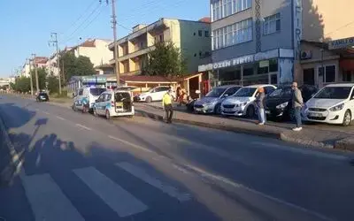 Karşıdan Karşıya Geçmek İsterken Geri Geri Gelen Aracın Altında Kaldı