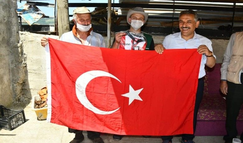 Vali Kaymak’ın ‘bayrak’ hassasiyeti
 - Samsun Valisi Osman Kaymak, kırsal mahalle ziyaretinde bir evin balkonunda asılı olan Türk bayrağının ‘renginin solmuş’ olduğunu fark ederek aileye ‘yeni bayrak’ hediye etti.