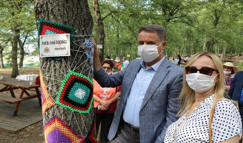Koronaya yenik düşen sağlıkçalışanlarının isimleri ağaçlara verildi - SAMSUN (İHA) –Atakum Belediyesi ve Atakum Kent Konseyi Kadın Meclisi tarafından yapılan etkinlikte Atakum Kent Ormanı’ndaki ağaçlara korona virüse yenik düşen 42 sağlık çalışanının ismi veridi.