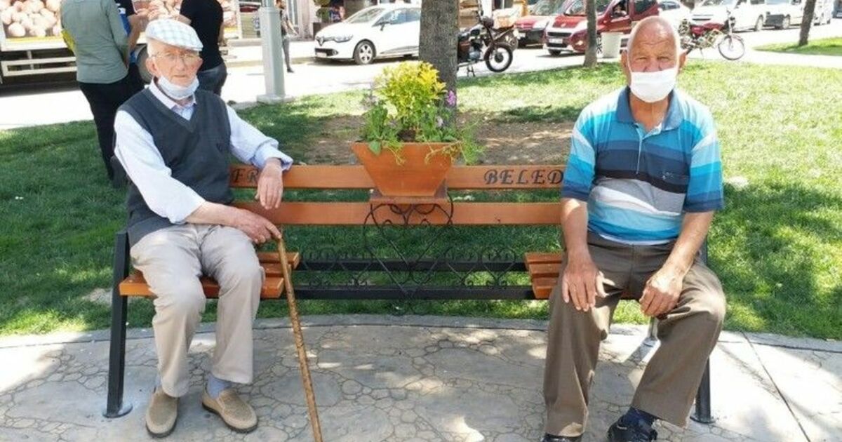 Bafra Belediyesinden ’sosyal mesafe bankları’