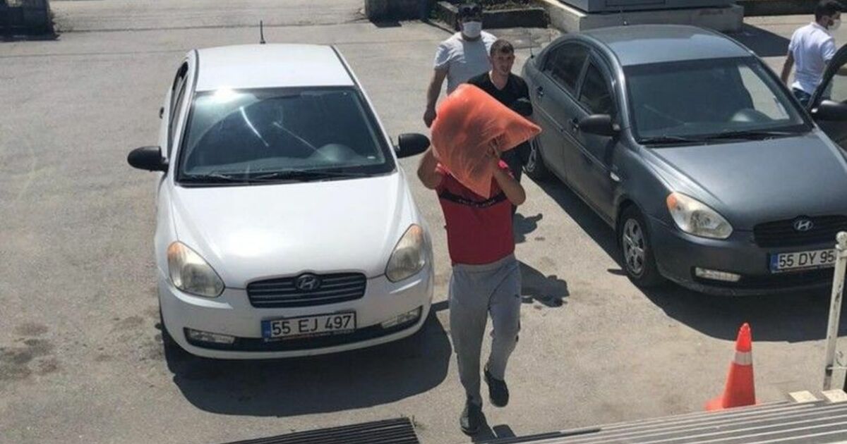 Mağazadan kıyafet hırsızlığına 2 tutuklama
