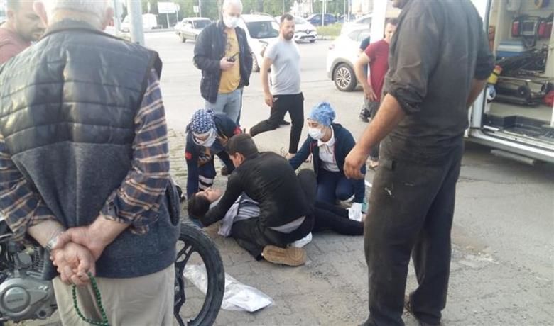 Gazı Takılı Kalan MotosikletKarşı Kaldırıma Uçtu: 2 Yaralı