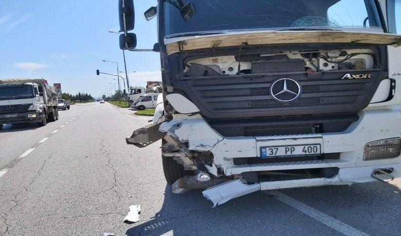 Samsun’da kamyon otomobile çarptı
 - Samsun’un Terme ilçesinde kamyonun otomobile arkadan çarpması sonucu meydana gelen trafik kazası maddi hasarlı olarak atlatıldı.