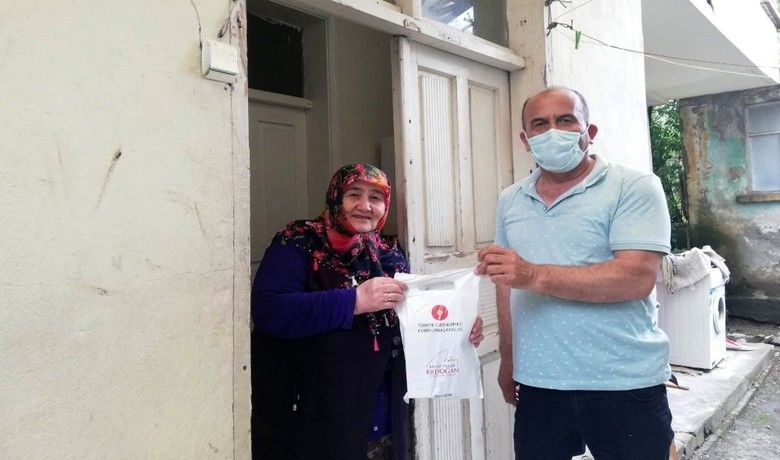 65 yaş üstüne kolonya vemaskeler, Erdoğan imzalı mektupla dağıtılıyor - Türkiye Cumhurbaşkanı Recep Tayyip Erdoğan, yeni tip korona virüs (Kovid-19) salgını tedbirleri doğrultusunda 65 ve üzeri vatandaşlara dağıtılan paketlerde yer alan mektubunda, “Sizlerden ricam, bu salgın tehdidi ortadan kalkana kadar evlerinizde kalmanız, kesinlikte dışarıya çıkmamanızdır" ifadeleri yer aldı.