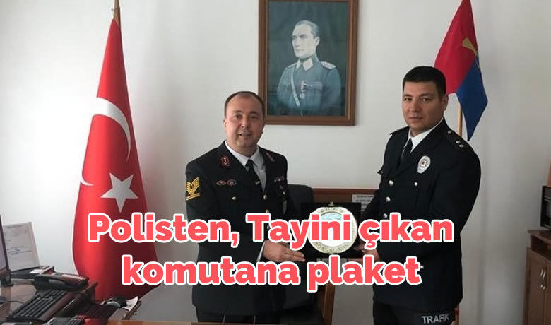 Tayini Çıkan Komutana Plaket   - SAMSUN (İHA) - Yalova'ya tayini çıkan Samsun Yakakent İlçe Jandarma Komutanı Gürkan Demir'e, Bafra Bölge Trafik Denetleme İstasyon Amiri Murat Sarı tarafından plaket verildi.   