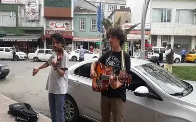 Bafralı Sokak Müzisyenleri Sıcak Havayı Şarkıları İle Serinletiyorlar