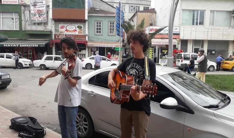 Bafralı Sokak Müzisyenleri Sıcak Havayı Şarkıları İle Serinletiyorlar