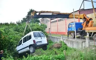Ticari araç fındık bahçesine uçtu: 4 yaralı