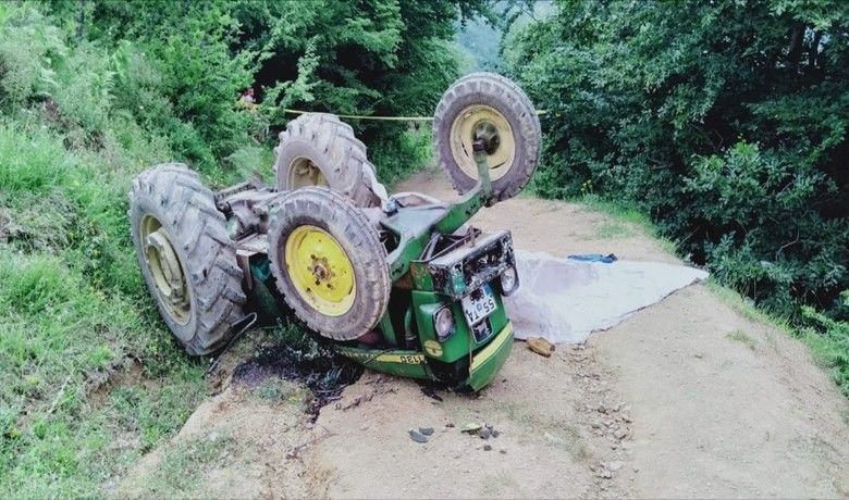 Samsun’un traktör kazası: 1 ölü, 2 yaralı - Samsun’un Yakakent ilçesinde meydana gelen traktör kazasında sürücü hayatını kaybetti, 2 kızı yaralandı.