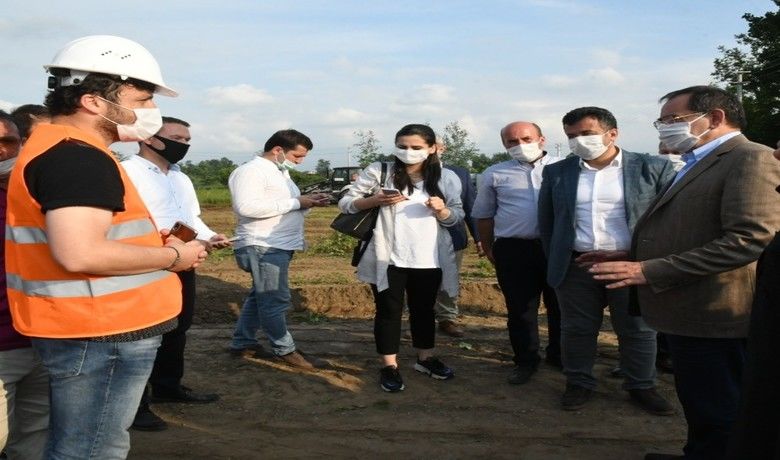 Başkan Demir: “Altyapıyı3 sene içinde bitireceğiz“ - SAMSUN (İHA) – Samsun Büyükşehir Belediye Başkanı Mustafa Demir, Samsun’un Çarşamba ilçesinde vatandaşlarla buluşup, “Altyapı sorununu 3 sene içinde bitireceğiz. Çizgileriyle, ışıklandırmasıyla, kalitesiyle güzel bir yola sizi kavuşturacağız. İçme suyu noktasında da sıkıntımız kalmayacak” dedi.