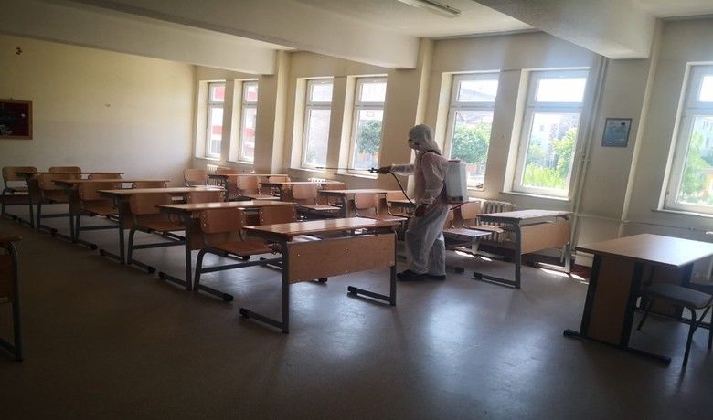 Bafra’da okullara YKS öncesi dezenfekte - Bafra Belediyesi, Liselere Giriş Sınavı (LGS) olduğu gibi, Yüksek Öğretim Kurumları Sınavı (YKS) öncesinde de okullarda dezenfeksiyon çalışması gerçekleştirdi.