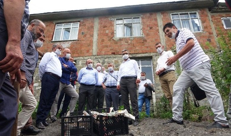 Samsun’da çiftçiye 5 binadet salep yumrusu dağıtıldı - Kırsal mahallerde çiftçiyi kalkındıracak projeler üretilmeye devam ediyor. Bu bağlamda kilosu bin TL ile bin 500 TL arasında değişen salebin üretiminin artırılması amacıyla Samsun’un Tekkeköy ilçesinde bulunan Gökçedere Mahallesi’nde protokol üyelerinin katılımıyla salep yumrusu ekimi gerçekleşti.