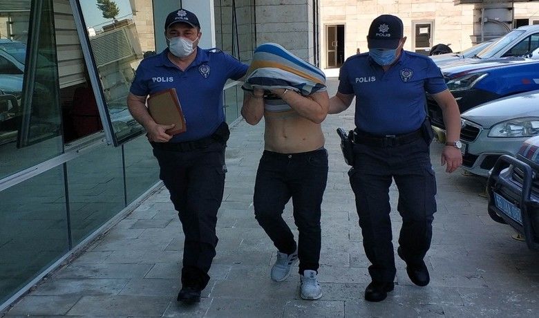 Cezaevinden izinli çıkan gençhırsızlık suçundan gözaltına alındı - Samsun’da cezaevinden izinli çıktığı öğrenilen genç, bir marketten hırsızlık yaptığı gerekçesiyle gözaltına alındı.