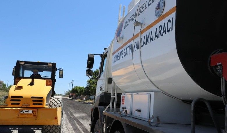 Yeni kombine satıh kaplama aracı iş başı yaptı - Bafra Belediyesinin kırsal mahalle ve yeni açılan yolları daha nitelikli hale getirmek için hızlı, etkili bakım ve onarım hizmeti sunmak amacıyla bünyesine kattığı en son teknoloji ürünü kombi tipi sathi asfalt kaplama aracı çalışmalara başladı.