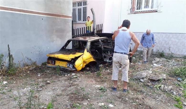 Terk Edilmiş Otomobil Bir Anda Alev Aldı - Samsun'un Bafra ilçesinde bahçede park halindeki bulunan 1 araç kül oldu.