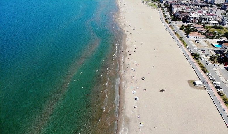 Samsun’da sahiller şenlendi
 - Samsun’da korona virüsü salgınında normalleşmeyi fırsat bilen vatandaşlar sıcak yaz günlerinde serinlemek için sahile akın etti.