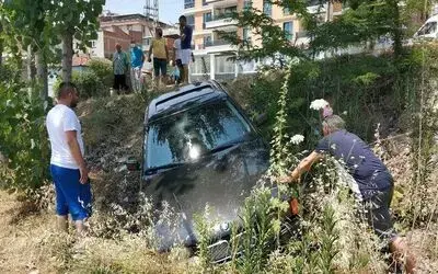 Önüne çıkan çocuğa çarpmamak için şarampole yuvarlandı
