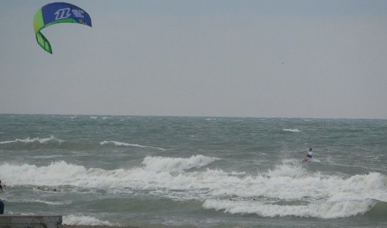 Fırtınayı fırsata çevirdi
 - Samsun’da dalgalı deniz ve rüzgarlı hava nedeniyle insanlar yürümekte zorlanırken, bir vatandaş denizde uçurtma sörfü yaptı.