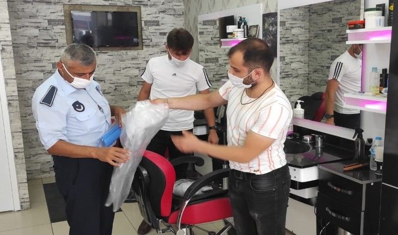 Zabıtadan eş zamanlı denetim - Korona virüsü önlemleri nedeniyle 81 ilde eş zamanlı olarak yapılan uygulama kapsamında Bafra’da da alışveriş merkezi, sinema, lunapark, pazar yerleri, hamamlar, berberler ve güzellik salonları denetlendi.