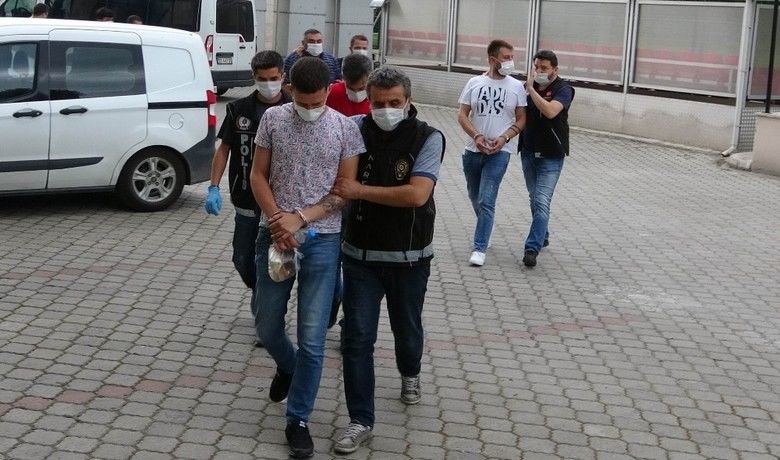 Samsun’da uyuşturucu ticaretinden5 şahıs adliyede - Samsun’da narkotik polisi tarafından düzenlenen uyuşturucu operasyonunda gözaltına alınan 5 kişi adliyeye sevk edildi.