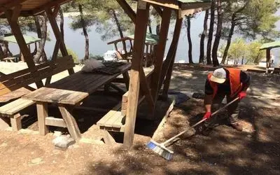 Sorumsuz piknikçilerin kirlettiği kanyonu belediye temizledi
