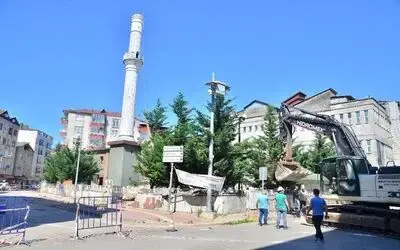 Kıblesi yanlış cami 64 yıl sonra yıkıldı
