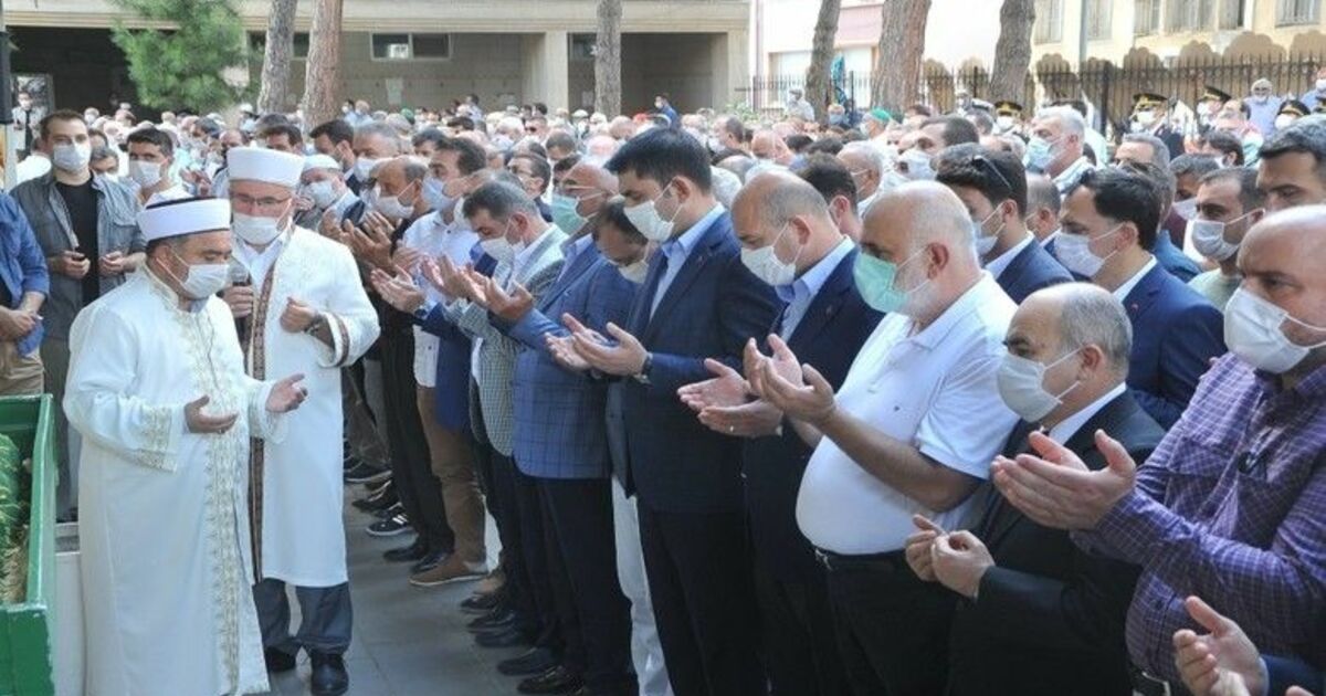 Bakan Soylu kayınpederini son yolculuğuna uğurladı
