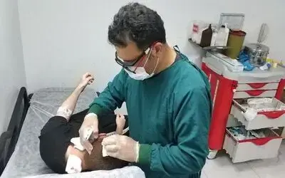 Bıçaklı saldırıya uğrayan genç hastanelik oldu
