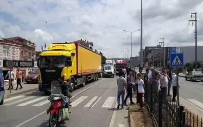 Yaya geçidinden geçen bisikletliye araç çarptı