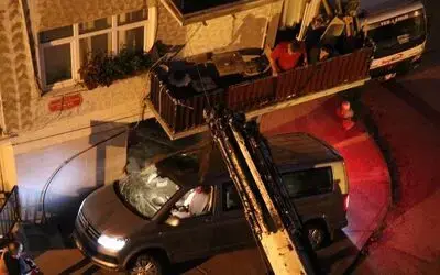 Kamyonet apartmanın giriş katındaki dükkana girdi
