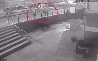 Pastahanenin bahçe duvarının camlarını kırarken kameraya yakalandı
