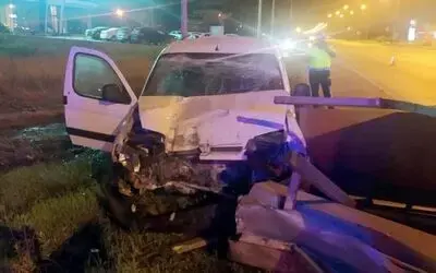 Samsun’ta otomobil, otobüs durağına çarptı: 3 yaralı
