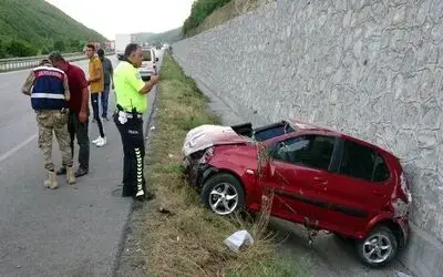 Samsun’da otomobil istinat duvarına çarptı: 3 yaralı
