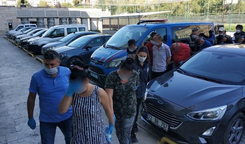 Samsun’da fuhuş operasyonundan 10kişi adliyeye sevk edildi - Samsun’da polis tarafından yapılan eş zamanlı fuhuş operasyonda gözaltına alınan 2’si kadın 10 kişi adliyeye sevk edildi.