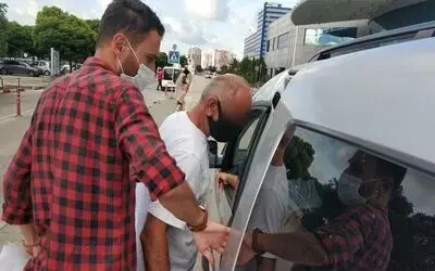 Kaçak içki aranan evde 3 tabanca ele geçti
