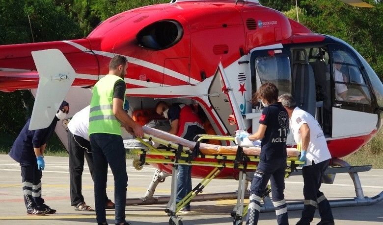 Sıcak kahveyle yanan çocukambulans helikopterle hastaneye sevk edildi - Sinop’ta üzerine sıcak kahve dökülerek yanan 2,5 yaşındaki çocuk, ambulans helikopterle Samsun’daki hastaneye sevk edildi.