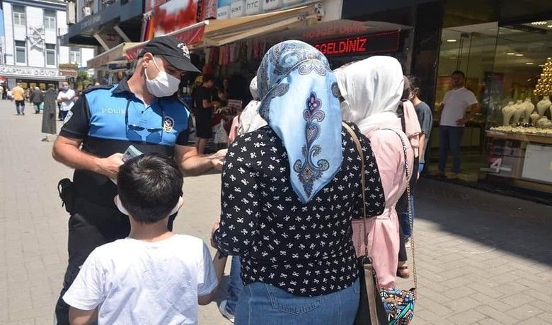 Samsun’da polisten vatandaşahırsızlık ve dolandırıcılık uyarısı - SAMSUN (İHA) – Samsun’da polis ekipleri tarafından bayram öncesi ve bayram sürecinde hırsızlık ve dolandırıcılık olaylarına karşı vatandaşın dikkatli olması için uyarı yapıldı.