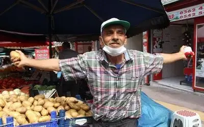 Pazar fiyatlarını gördü, erik dalı eşliğinde oynadı

