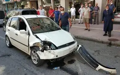 Otomobil 3 araca çarptı: 3 yaralı
